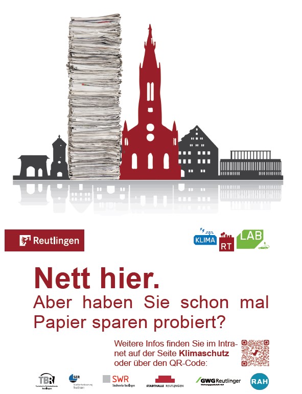 Plakat mit einem Papierstapel so hoch wie die Marienkirche in Reutlingen. In roter Schrift darunter "Nett hier. Aber haben Sie schon mal Papier sparen probiert?"