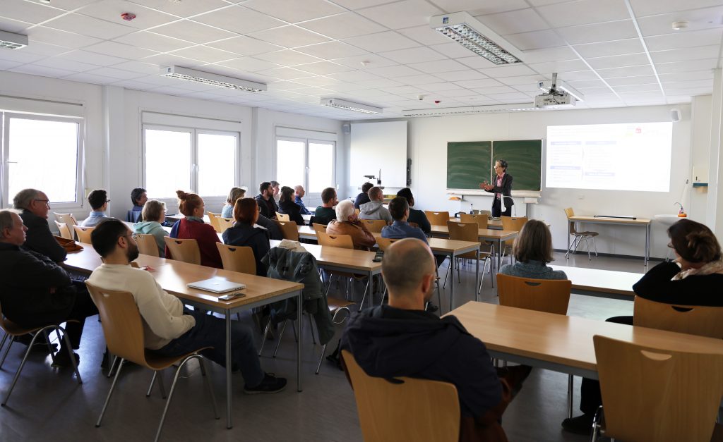 Frau Prof. Löbbe geht auf die Fragen aus dem Publikum ein.
