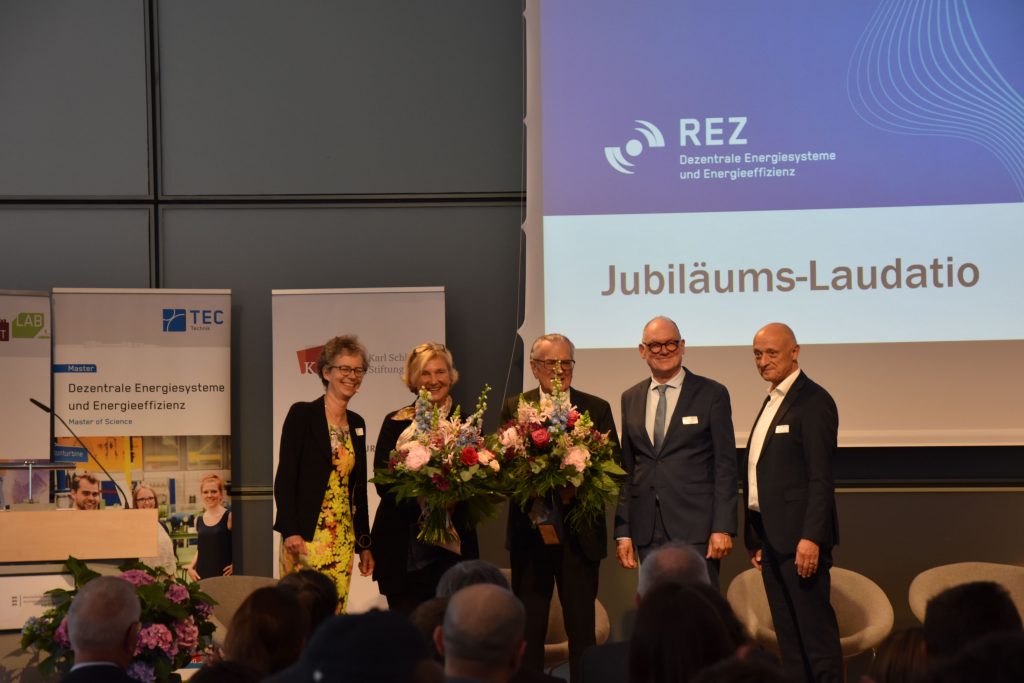 Fünf wichtige Personen, die das Reutlinger Energiezentrum über die letzten 10 Jahre geprägt haben, von links nach rechts: Prof. Dr. Sabine Löbbe (REZ), Dr. Katrin Schlecht (Vorstandsvorsitzende Karl-Schlecht-Stiftung), Bruno Kümmerle (Bruno Kümmerle-Stiftung), Dr. Hans J. Reiter (Ministerialdirektor im Ministerium für Wissenschaft, Forschung und Kunst Baden-Württemberg), Prof. Dr. Hendrik Brumme (Präsident Hochschule Reutlingen).