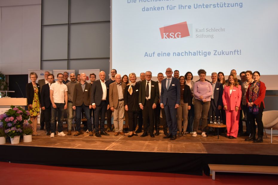Alle anwesenden Energie-Expert:innen des Reutlinger Energiezentrums - Professor:innen, Mitarbeiter:innen, Alumni, Studierende & Praxispartner:innen.