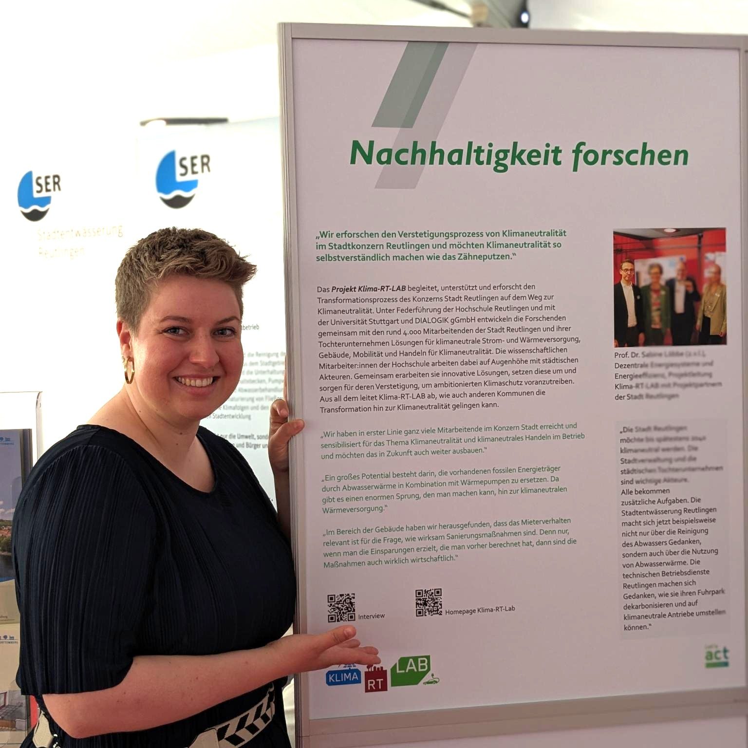 Mitarbeiterin Louisa Bahl präsentiert die Nachhaltigkeitsausstellung.