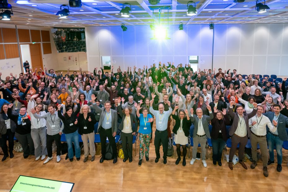 Gruppenbild 200 Klimaschutzmanager:innen beim Netzwerktreffen der KEA BW in Pforzheim.