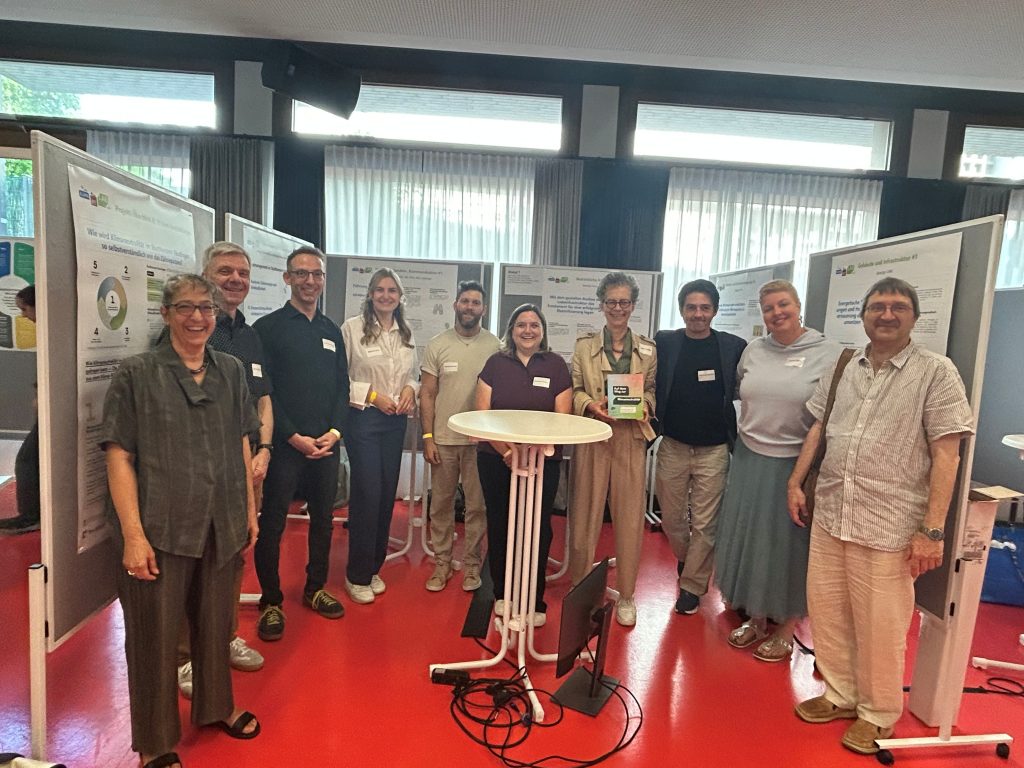 Gruppenfoto von 10 Beteiligten aus dem Reallabor Klima-RT-LAB vor dem Stand.